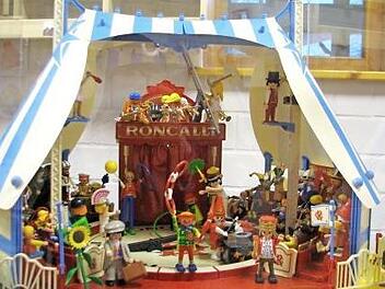 Buntes, lustiges Treiben herrscht im Mini-Zirkus Roncalli, aber nur für
