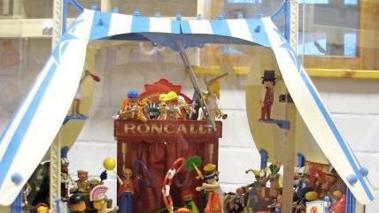 Buntes, lustiges Treiben herrscht im Mini-Zirkus Roncalli, aber nur für