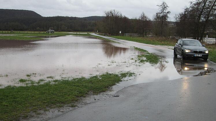 Auch bei relativ geringen Niederschlagsmengen ist der Deisselbach trotz Regulierung kaum zu bändigen. Das Wasserwirtschaftsamt prüft derzeit eine aussichtsreiche Lösung.