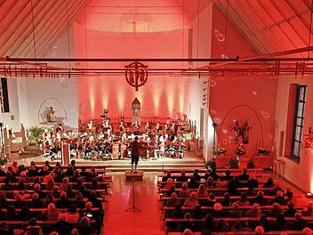 Das Kirchenkonzert der Jugendblaskapelle St. Laurentius Obertrubach wurde durch Lichteffekte bereichert.