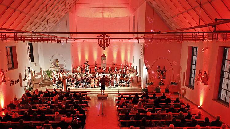 Das Kirchenkonzert der Jugendblaskapelle St. Laurentius Obertrubach wurde durch Lichteffekte bereichert.