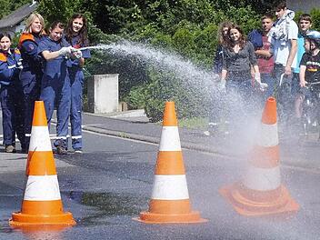 Die Stralsbacher  Feuerwehr hatte  einen komplette Mädchentruppe geschickt, die sich hier beim Pylonen-Umspritzen bewährt. Foto:  Björn Hein