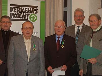 Das goldene Ehrenzeichen der Deutschen Verkehrswacht wurde gleich zweimal verliehen. Von links: Landrat Michael Busch, Peter Adolph, Klaus-Dieter Zerwes, Udo Skrzypczak und Günter Fuchs. Foto: Gabi Arnold