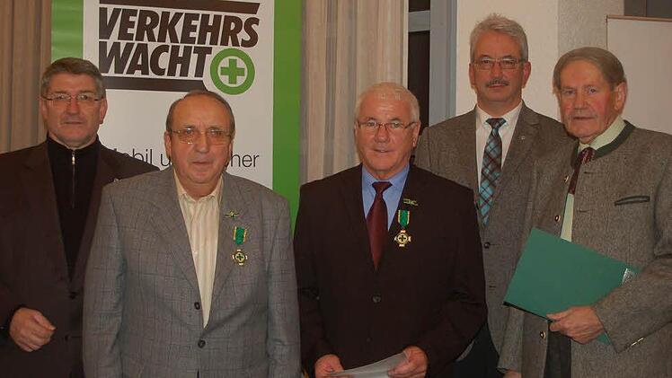 Das goldene Ehrenzeichen der Deutschen Verkehrswacht wurde gleich zweimal verliehen. Von links: Landrat Michael Busch, Peter Adolph, Klaus-Dieter Zerwes, Udo Skrzypczak und Günter Fuchs. Foto: Gabi Arnold
