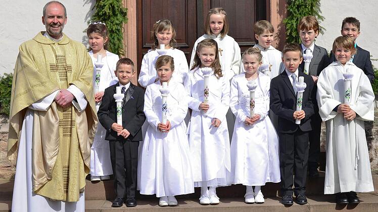 Für die Kinder war der große Tag schon da: Pfarrer Armin Haas mit den Kommunionkindern aus Ober- und Unterleichtersbach. Foto: Melanie Edelmann