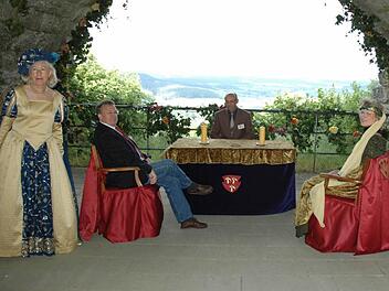Über das Trauzimmer mit der schönsten Aussicht verfügt Maroldsweisachs Bürgermeister Wilhelm Schneider, der Paare auf Wunsch auch auf der Ruine Altenstein traut. Archivfoto: Gerhard Schmidt