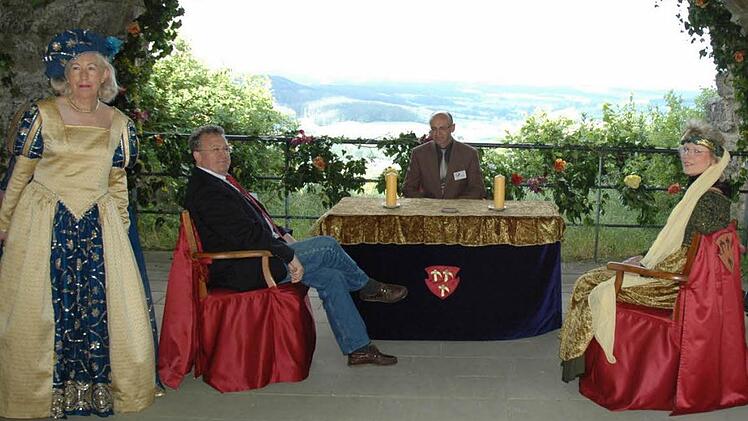 Über das Trauzimmer mit der schönsten Aussicht verfügt Maroldsweisachs Bürgermeister Wilhelm Schneider, der Paare auf Wunsch auch auf der Ruine Altenstein traut. Archivfoto: Gerhard Schmidt