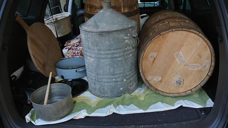 Ein Kofferraum voller Instrumente! Mit Gebrauchsgegenständen sollen die Vertreter der Stadt Haßfurt ein Liedchen intonieren, singen ist nicht erlaubt, das das Publikum möglichst schnell erraten muss.