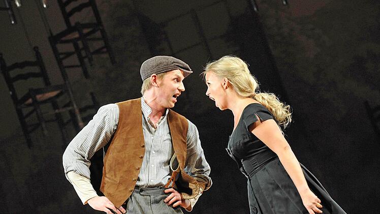 Sofia Kallio als Adina und Joel Annmo als Nemorino.Foto: Andrea Kremper