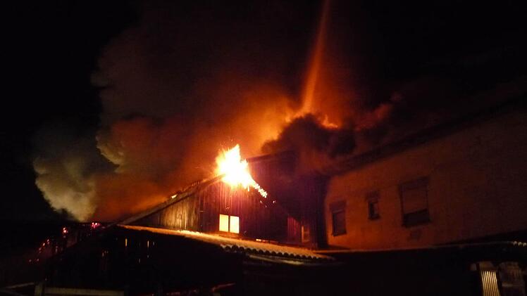 Flammen schlugen aus dem Dach. Foto: Stefan Wicklein