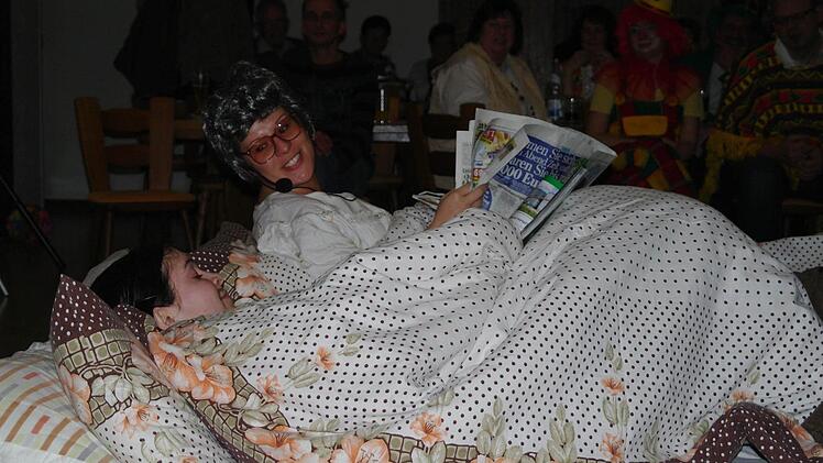 Sandra Hohmann (hinten) und Marina Tränkle gaben sich beim Speicherzer Büttenabend als Alte lüstern und nachdenklich. Foto: Stephanie Elm