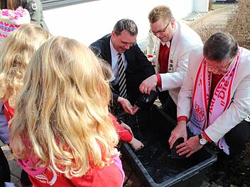 Bürgermeister Wahl und die Besenbinder waschen ihre Geldbeutel. Fotos: Maria Leicht