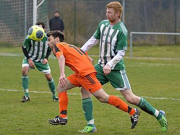 TSV Lonnerstadt - SpVgg Heroldsbach. Zahlreiche Unterbrechungen prägten das schwache Duell, dass die Gäste (orange Trikots) dank es tollen Freistoßes für sich entschieden. Foto: Picturedreams