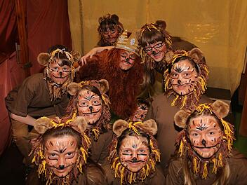 "Wir hätten gerne einen ganz tollen König für uns und nicht so einen faulen Egoisten, der auf dem Thron einschläft", forderten die Junglöwen.  Foto: Gerd Schaar