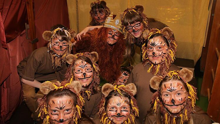 "Wir hätten gerne einen ganz tollen König für uns und nicht so einen faulen Egoisten, der auf dem Thron einschläft", forderten die Junglöwen.  Foto: Gerd Schaar