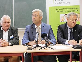 Betretene Gesichter und doch ein fester Wille weiterzumachen. Im Bild von links: Der neue Schulleiter der FOS am Rennsteig, Hubert Sendl, Projektleiter Timo Erhahrdt und der Geschäftsführer von Heinz-Glas, Thomas Kneitz. Foto: Veronika Schadeck