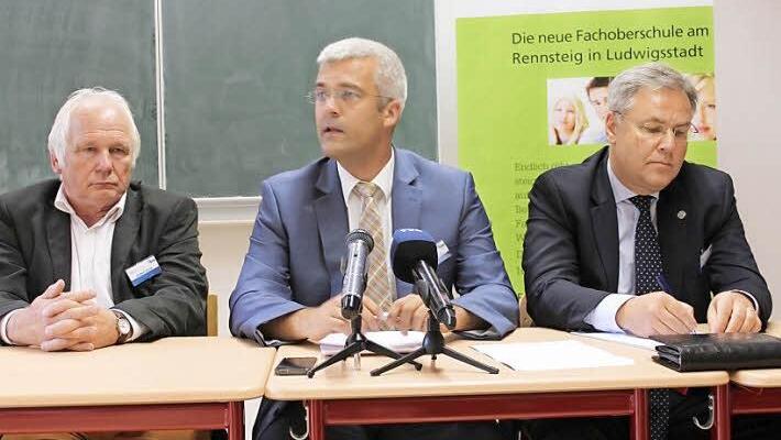 Betretene Gesichter und doch ein fester Wille weiterzumachen. Im Bild von links: Der neue Schulleiter der FOS am Rennsteig, Hubert Sendl, Projektleiter Timo Erhahrdt und der Geschäftsführer von Heinz-Glas, Thomas Kneitz. Foto: Veronika Schadeck