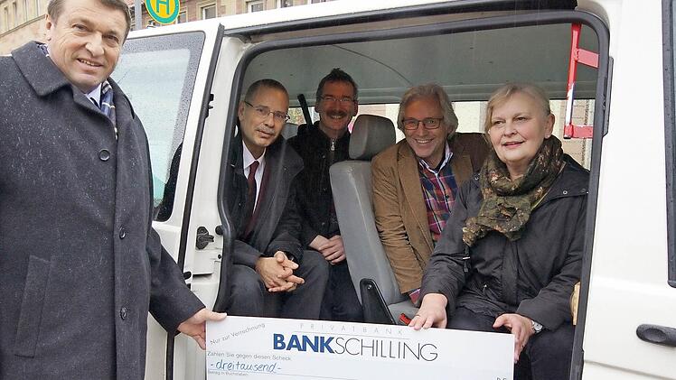 Angelika Beichel vom Bürgerbusverein nimmt von den Vertretern der Lions-Clubs, Armin Schlereth, Wes Nakchbandi, Peter Brandler und Joachim Hockgeiger (von links), den Scheck entgegen. Fotos: Arkadius Guzy