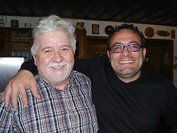 Lothar Fischer (links) wird ab Mai aus dem Bauhof ausscheiden. Zur Zeit arbeitet er seinen Nachfolger Cosimo Portarulo ein.  Foto: Elm