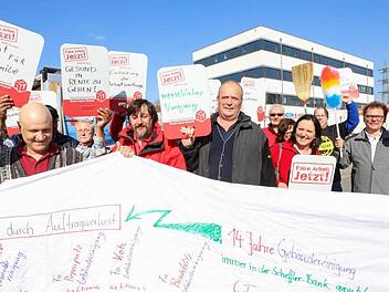 Forderungen wie "Menschlicher Umgang", "Einhaltung der Arbeitsverträge" oder "Zeit für die Familie" waren bei der Demonstration zu lesen.  Foto: Barbara Herbst