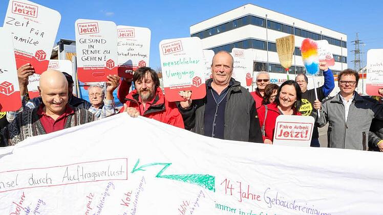 Forderungen wie "Menschlicher Umgang", "Einhaltung der Arbeitsverträge" oder "Zeit für die Familie" waren bei der Demonstration zu lesen.  Foto: Barbara Herbst
