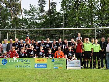 Toto-Pokal-Kreissieger 2014/15: Der FC Reichenbach (mit hinten links): Kreisspielleiter Michael Ritter, Klaus Katzenberger (FC-Vorsitzender), Manfred Riedel (Lotto Bayern), Markus Bach, Christoph Hillenbrand, Claus Kirchner, Frank Schmitt, Patrick Hergenröther, Jonas Schäfer, Michael Seith, Pascal Reininger, Patrick Weisenseel, Christopher Saal, Jannik Schäfer, Marc Hartmann sowie (vorne von links) FC-Fan Paul, Christoph Bach (Betreuer), Julian Hergenröther, Michael Schön, Markus Weisenseel, ...