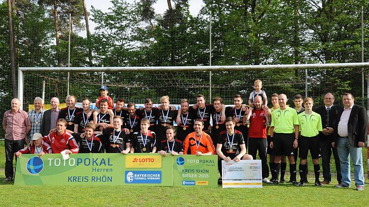 Toto-Pokal-Kreissieger 2014/15: Der FC Reichenbach (mit hinten links): Kreisspielleiter Michael Ritter, Klaus Katzenberger (FC-Vorsitzender), Manfred Riedel (Lotto Bayern), Markus Bach, Christoph Hillenbrand, Claus Kirchner, Frank Schmitt, Patrick Hergenröther, Jonas Schäfer, Michael Seith, Pascal Reininger, Patrick Weisenseel, Christopher Saal, Jannik Schäfer, Marc Hartmann sowie (vorne von links) FC-Fan Paul, Christoph Bach (Betreuer), Julian Hergenröther, Michael Schön, Markus Weisenseel, ...