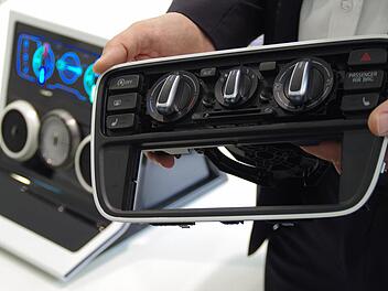 Die Zukunft sitzt im Nacken: Bei Dr. Schneider macht man sich Gedanken, welche Bedienelemente fürs Auto im Zeichen der Digitalisierung die heute üblichen (vorne) ersetzen könnten. Ein innovatives Modell (hinten) wurde gemeinsam mit der Hochschule Hof erarbeitet. Foto: Marco Meißner