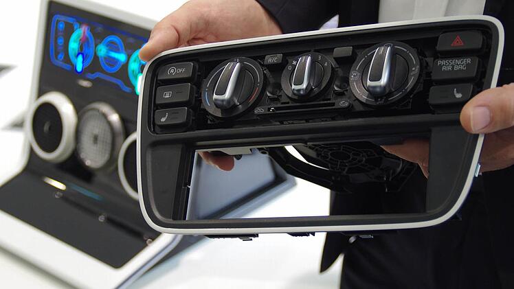 Die Zukunft sitzt im Nacken: Bei Dr. Schneider macht man sich Gedanken, welche Bedienelemente fürs Auto im Zeichen der Digitalisierung die heute üblichen (vorne) ersetzen könnten. Ein innovatives Modell (hinten) wurde gemeinsam mit der Hochschule Hof erarbeitet. Foto: Marco Meißner