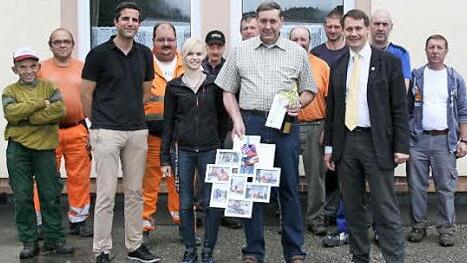 Nach 41 Jahren Dienst im Städtischen Bauhof offiziell in den Ruhestand verabschiedet wurde Wasserwart Helmut Stölzel (Bildmitte). Mit im Bild sind Bürgermeister Roland Wolfrum (vorne, rechts), Geschäftsstellenleiter Florian Puff (Dritter von links), Tatjana Friedlein von der Verwaltung und die Mannschaft des Stadtsteinacher Bauhofs. Foto: Klaus Klaschka