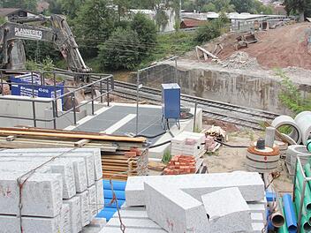 Die Brücke über die Bahngleise im Süden von Kronach ist weg. Die Arbeiten sind damit aber noch nicht abgeschlossen. Foto: Marco Meißner