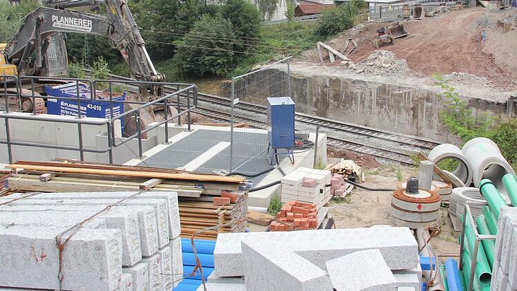 Die Brücke über die Bahngleise im Süden von Kronach ist weg. Die Arbeiten sind damit aber noch nicht abgeschlossen. Foto: Marco Meißner