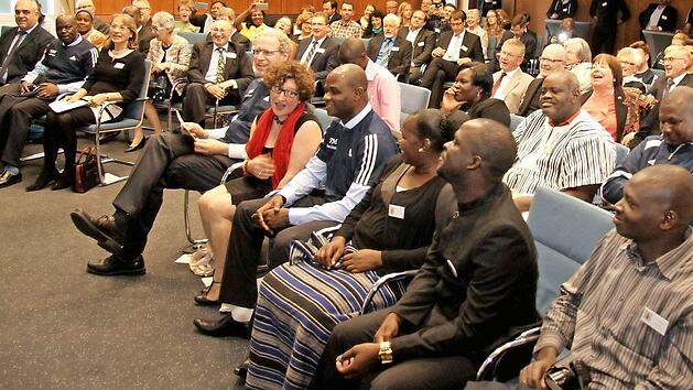 Gute Laune herrschte beim Empfang f&uuml;r die Delegation aus Kaya. Im vollbesetzten Rathaussaal hatte praktisch jeder der G&auml;ste eine pers&ouml;nliche Beziehung zu den Besuchern aus Afrika.