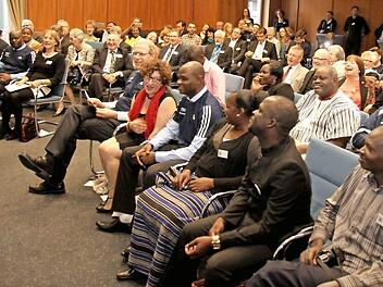 Gute Laune herrschte beim Empfang für die Delegation aus Kaya. Im vollbesetzten Rathaussaal hatte praktisch jeder der Gäste eine persönliche Beziehung zu den Besuchern aus Afrika.