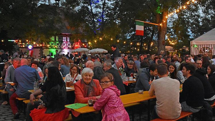 Besonders romantisch war es am Freitag und Samstag bei der "Italienischen Nacht" des SV Sylbach, als der Festplatz mit tausend Lichtern schön beleuchtet wurde.
