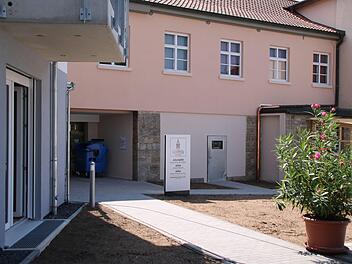 Das kleiner der beiden Hinweisschilder steht bereits auf dem Gelände des Betreuten Wohnens, allerdings kaum vom öffentlichen Bereich einsehbar. Die Höhe passt, aber es ist zehn Zentimeter zu breit. Thomas Malz