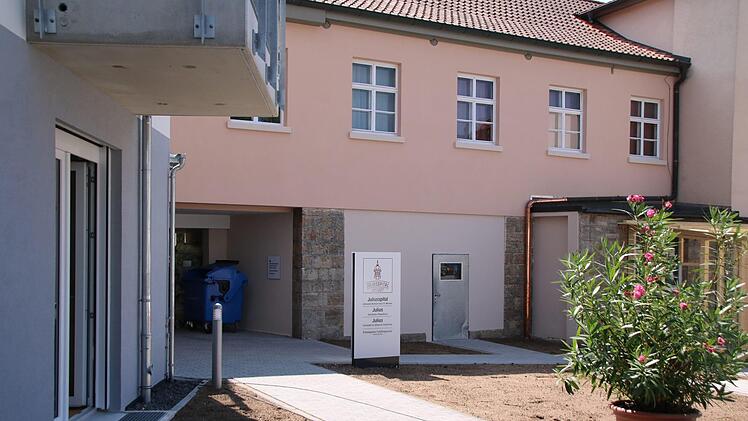 Das kleiner der beiden Hinweisschilder steht bereits auf dem Gelände des Betreuten Wohnens, allerdings kaum vom öffentlichen Bereich einsehbar. Die Höhe passt, aber es ist zehn Zentimeter zu breit. Thomas Malz