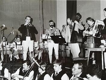 Auch das zehnjährige Jubiläum feierte die Arbeitsgemeinschaft Fränkische Volksmusik, Bezirk Unterfranken 1989 in Münnerstadt. Dabei musizierten unter anderem die Rhöner Schulmeister.: Stadtarchiv/Michael Petzold