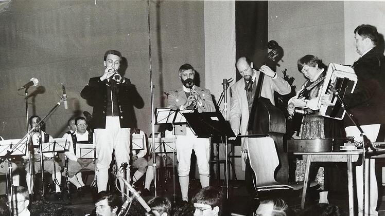 Auch das zehnjährige Jubiläum feierte die Arbeitsgemeinschaft Fränkische Volksmusik, Bezirk Unterfranken 1989 in Münnerstadt. Dabei musizierten unter anderem die Rhöner Schulmeister.: Stadtarchiv/Michael Petzold