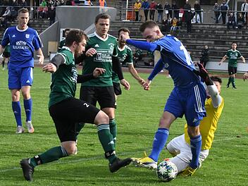 Schwer erkämpfter Punkt: Jannik Schmittzeh (in Blau, TSV Münnerstadt) wird hier von Andreas Mayer und Torwart Moritz Götz (beide SV-DJK Oberschwarzach) bearbeitet. Foto: Hopf