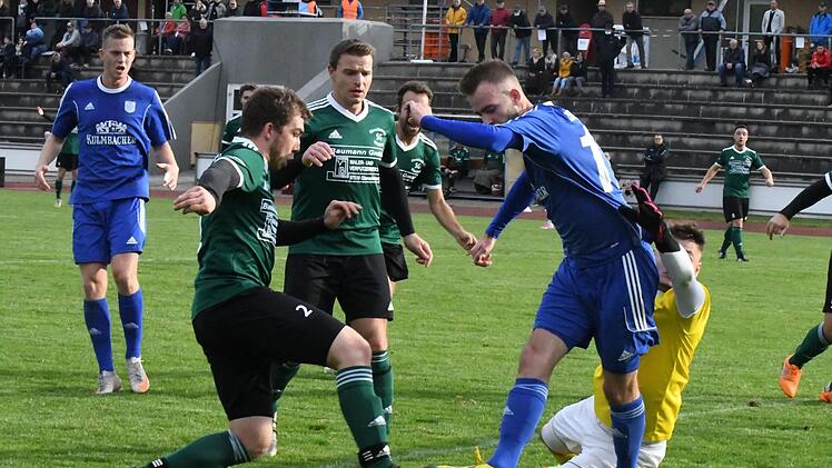 Schwer erkämpfter Punkt: Jannik Schmittzeh (in Blau, TSV Münnerstadt) wird hier von Andreas Mayer und Torwart Moritz Götz (beide SV-DJK Oberschwarzach) bearbeitet. Foto: Hopf
