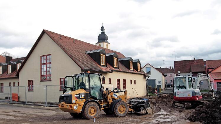 Der Um- und Anbau des Kindergartens "Budenzauber" in Rentweinsdorf schreitet voran. Zuletzt wurde am Untergrund mit Pfahlgründungen sowie bei den Kanälen gearbeitet. Nun soll es mit den Fundamenten und der Bodenplatte weitergehen.  Fotos: Günther Geiling (2), Eckehard Kiesewetter