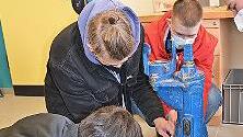 Im Workshop „Rohrleitungsbauer/in“ übten sich die Schüler am Verbinden einzelner Rohrteile zu einem Werkstück.