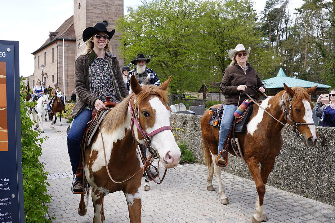 Hoch zu Ross dreimal um die Kirche: Größter Georgi-Ritt Frankens in Kammerstein