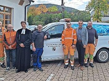 Bei der Segnung des Fahrzeugs für den Wasserwart: (von links) Bauhofleiter Gerd Stahlberger, Gemeinderat Manfred Sünkel, Pfarrer Matthias Maaß, Gemeinderat Ralf Oßmann, Wasserwart Stefan Beetz, Bürgermeister Jörg Neubauer und Hausmeister Bastian M...