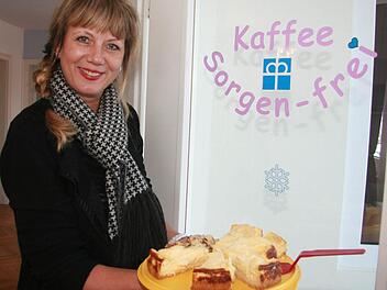 Projektleiterin Andrea Harm kredenzt Stollen und Käsekuchen im Café "Sorgenfrei."