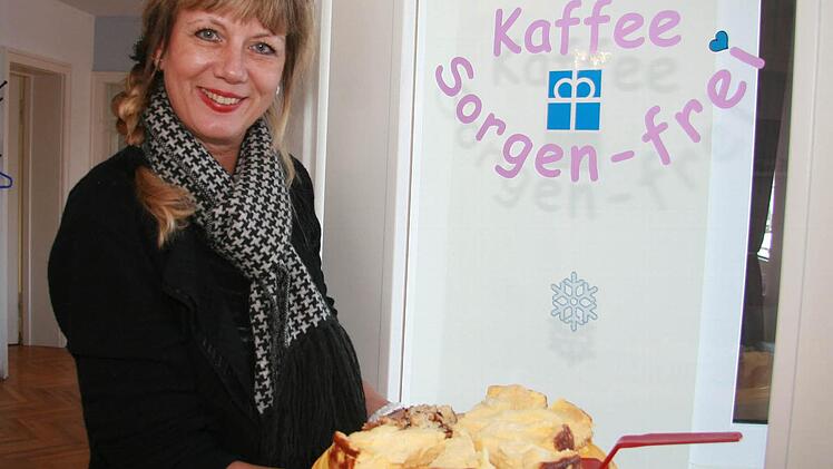 Projektleiterin Andrea Harm kredenzt Stollen und Käsekuchen im Café "Sorgenfrei."