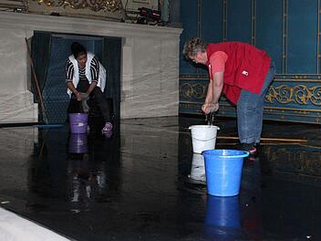 Mühsam: Mit Schrubber und Scheuerlappen kämpften Mitarbeiter des Landestheaters am Mittwoch gegen die Überflutung der Bühne. Fotos: Jochen Berger