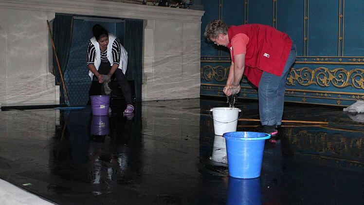 Mühsam: Mit Schrubber und Scheuerlappen kämpften Mitarbeiter des Landestheaters am Mittwoch gegen die Überflutung der Bühne. Fotos: Jochen Berger