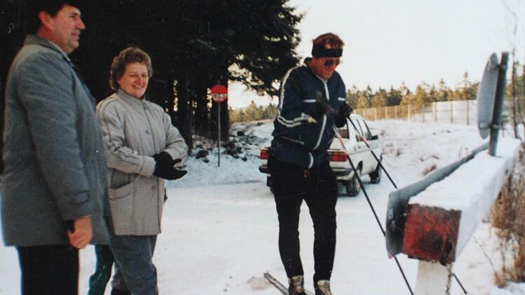 Dieses Bild entstand vor der Grenzöffnung. Der Sperrbalken ist rechts zu sehen. Das Bild zeigt (von links): Pfarrer Tomislav Antekolovic, Roswitha Punzelt und Günther Böhnlein.